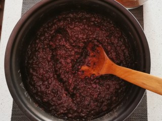 2、红豆汤圆,红豆提前泡好  放入压力锅煮熟  碾压部分出沙