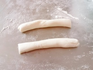 8、红豆汤圆,搓成条状  