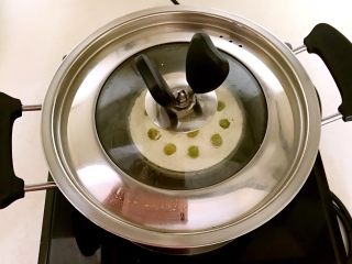 14、冬日暖心菜  荷塘月色,蒸锅加入冷水，放入豆腐碗，水开后蒸15分钟