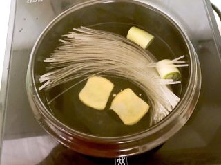 18、冬日暖心菜  荷塘月色,加入水晶粉，煮2分钟