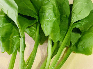 1、菠菜鸡蛋羹,菠菜洗净