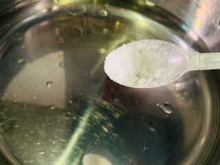 2、菠菜鸡蛋羹,汤锅加盐，少许油，煮沸，油让青菜更翠绿