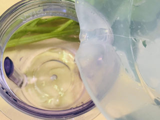 3、菠菜鸡蛋羹,搅拌杯加50度左右的温水，待用