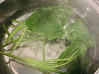 4、菠菜鸡蛋羹,煮费的水里加入菠菜，捞30秒