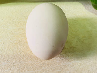 5、菠菜鸡蛋羹,取一个土鸡蛋