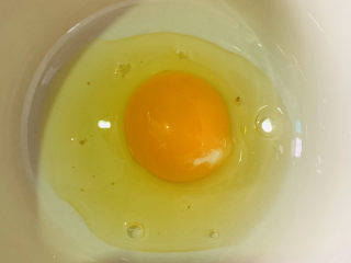 6、菠菜鸡蛋羹,将鸡蛋打入碗内