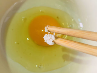 7、菠菜鸡蛋羹,用筷子粘点盐，将蛋打散，待用