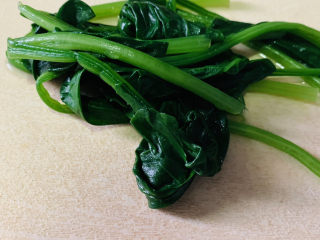 8、菠菜鸡蛋羹,将沸水里的菠菜捞出