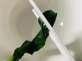 9、菠菜鸡蛋羹,剪些菠菜叶备用