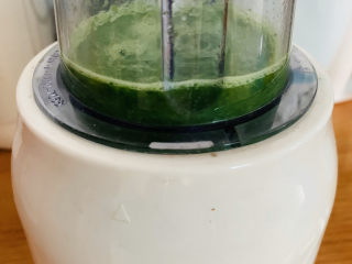 11、菠菜鸡蛋羹,启动搅拌机，将菠菜打成汁
