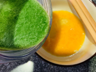 12、菠菜鸡蛋羹,菠菜汁加入蛋液中，菠菜汁和蛋的比例1：1即可