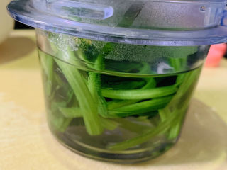 10、菠菜鸡蛋羹,将其余菠菜放入装有温水的搅拌杯