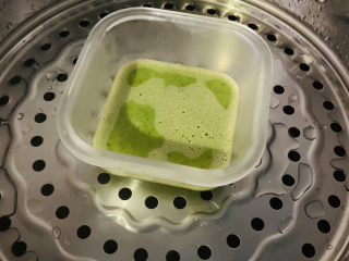 15、菠菜鸡蛋羹,放入事先煮沸好的蒸锅中，中小火蒸10分钟，根据蛋液的量和火的大小，可以随时打开过看蒸的情况