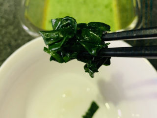 16、菠菜鸡蛋羹,将蒸好的蛋取出，把之前留存的菠菜叶摆在上方