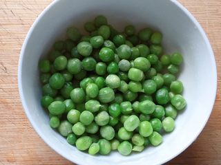 4、电饭煲+腊肠杂蔬焖饭,将豌豆清洗干净备用。