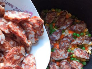 9、电饭煲+腊肠杂蔬焖饭,加入腊肠片