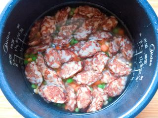 10、电饭煲+腊肠杂蔬焖饭,加入跟平时煮饭一样多的水。