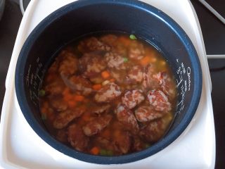 14、电饭煲+腊肠杂蔬焖饭,将内胆放入电饭煲中。