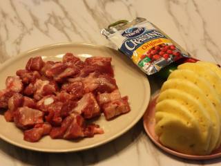 1、蔓越莓烧排骨,排骨斩小段用清水洗净，冲洗掉血水，菠萝削皮切块，姜切片，蒜拍碎