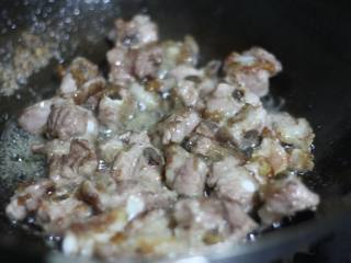 4、蔓越莓烧排骨,炒锅烧热油，放入排骨，煸炒至排骨表面金黄