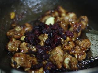 7、蔓越莓烧排骨,加入蔓越莓干，翻炒