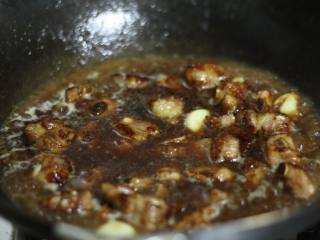 8、蔓越莓烧排骨,加入没过食材的开水，烧开后转中小火焖15分钟，在焖的过程要翻炒一下，防止黏底