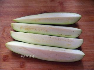 2、凉拌手撕茄子,茄子洗净，带皮一分为四切开
