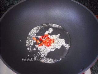 6、凉拌手撕茄子,加入辣椒煸炒出味