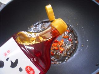 8、凉拌手撕茄子,调入辣椒油，拌匀