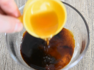 7、2分钟学会这道网红菜——蓑衣黄瓜,倒入生抽、醋、糖、盐拌匀