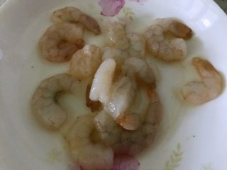 1、西兰花炒虾仁,经典中一直透着时尚,虾仁用生抽、料酒腌一下。大蒜拍破切碎。