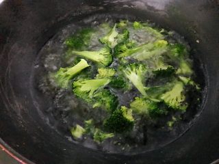 2、西兰花炒虾仁,经典中一直透着时尚,西兰花用淡盐水浸泡30分钟后清洗干净,掰成小朵。锅中水烧开放点盐,放入西兰花,沸腾十几二十秒,水不要太多,没过西兰花就行,熟后捞出,过下凉水,备用。