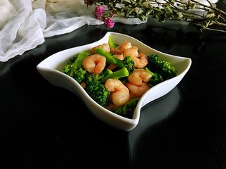 4、西兰花炒虾仁,经典中一直透着时尚,大虾仁超满足。