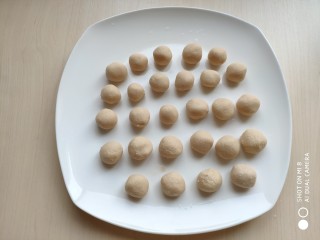 9、蜂蜜苹果糯米圆,把糯米团搓成一个个的小圆球，大小看个人喜欢。