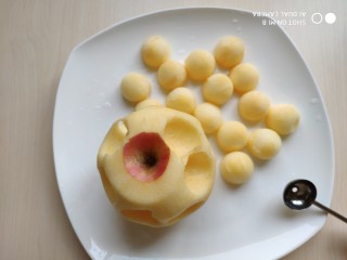 10、蜂蜜苹果糯米圆,把另一个苹果用挖球器挖成半圆的苹果球。如果没有挖球器就直接切成块状。