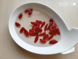 11、蜂蜜苹果糯米圆,枸杞子提前清洗干净。