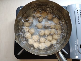 12、蜂蜜苹果糯米圆,锅里放水煮开，放入做好的小圆子。