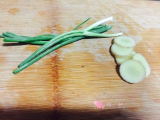 2、炸藕盒,葱姜切沫