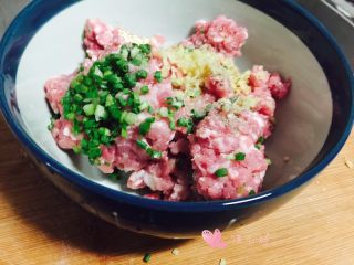 3、炸藕盒,猪肉馅里加葱姜末,加入香油,盐和白胡椒粉顺着一个方向搅打上劲。