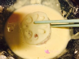 11、炸藕盒,夹好的藕盒放入面糊中,裹好面糊。如果喜欢吃皮酥脆的,裹面糊的时候多裹一点,不喜欢面糊皮太厚就控一下再入锅
