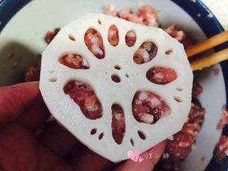 9、炸藕盒,再盖上另外一片莲藕,压实即做好一个