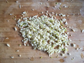 8、蒜蓉粉丝开背虾,大蒜去蒂后切碎。