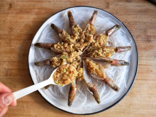 13、蒜蓉粉丝开背虾,将煮好的蒜蓉料汁浇在虾背上。