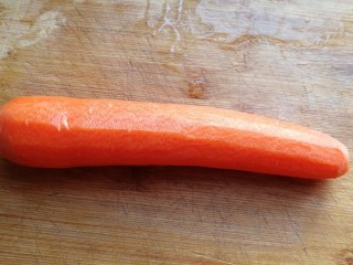 1、胡萝卜丝炒豆腐皮,胡萝卜一根洗净去皮，不去皮也可以；