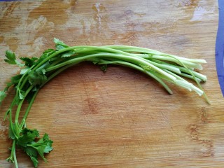 2、胡萝卜丝炒豆腐皮,香芹少许，洗净去掉叶子；