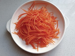 3、胡萝卜丝炒豆腐皮,胡萝卜擦丝，或切细丝；