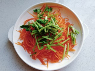 4、胡萝卜丝炒豆腐皮,香芹切小段放入胡萝卜丝中；