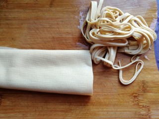 5、胡萝卜丝炒豆腐皮,豆腐皮一张切细丝；