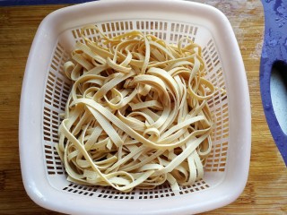 6、胡萝卜丝炒豆腐皮,切好后过水冲洗沥干备用；