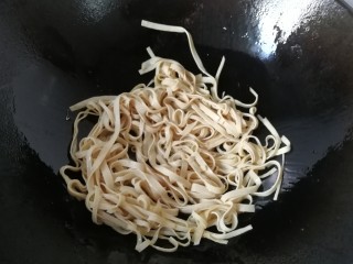7、胡萝卜丝炒豆腐皮,锅中入适量油，先下豆腐皮炒一下；